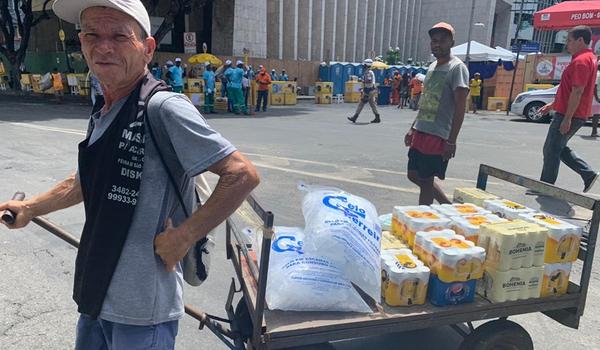 Na correria, ambulantes reabastecem mercadorias no circuito do Carnaval 