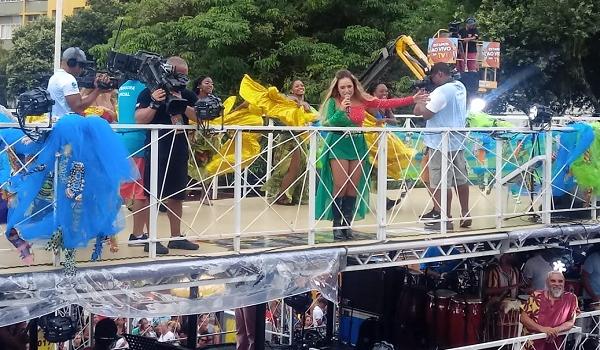 Vestida de "Rainha das Águas", Daniela Mercury puxa pipoca na avenida 