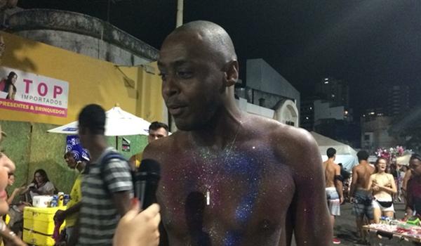 "Contatinhos se vão, o glitter não": foliões contam segredos para tirar o adereço do corpo