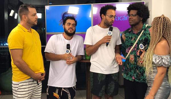 Gilsons fala sobre carreira e vida pessoal durante visita ao estúdio do Aratu On Folia; assista