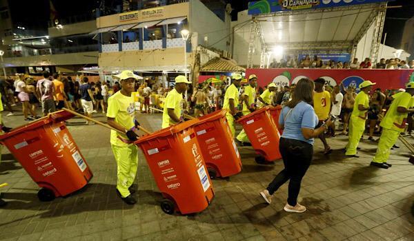 Toneladas de lixo recolhidas no Carnaval equivalem a quase 20 trios