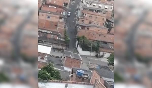 Moradores gravam tiroteio envolvendo traficantes rivais entre São Marcos e Pau da Lima; assista 