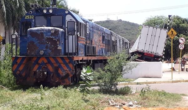 Vídeo: motorista tenta atravessar linha férrea e veículo é atingido por trem na Bahia