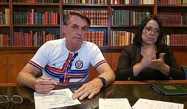 Em live, Jair Bolsonaro pede serenidade e afirma que respeita os Poderes