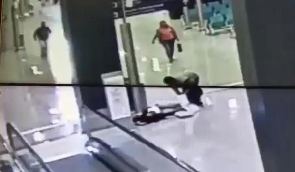 Mulher desmaia em saguão de aeroporto e casal furta seus pertences; assista