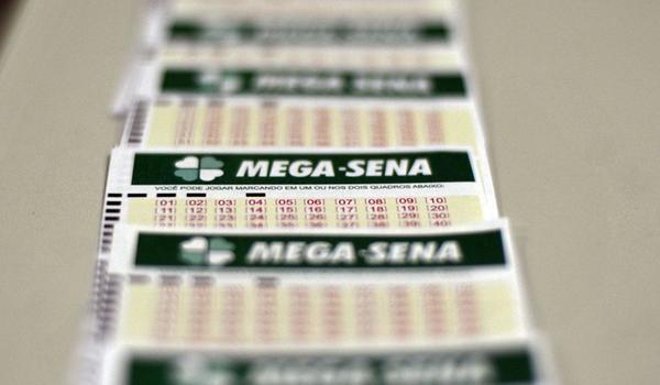 Mega-Sena acumula e pode pagar até R$ 7 milhões na quarta-feira