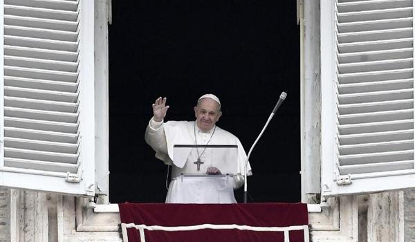 Papa é visto pela primeira vez em 4 dias e diz que não irá a retiro por resfriado