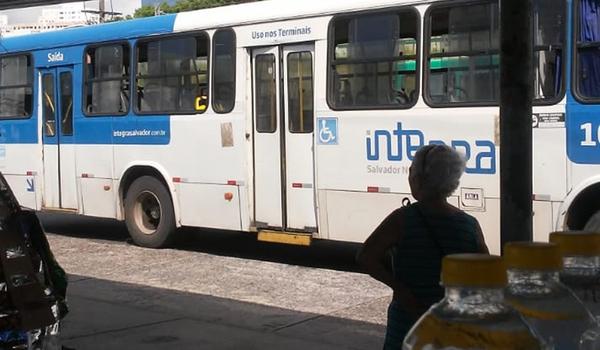 Motorista de ônibus é apedrejado por adolescente na Paralela; jovem é apreendido 