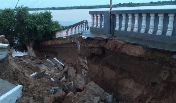 Chuva forte destrói cais e invade casas na cidade de Barra; veja vídeos 