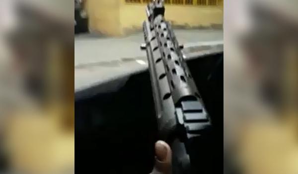 Traficantes armados com fuzil 556 levam corpo decapitado em carro e desafiam "viatura"; "aqui é o bonde" 