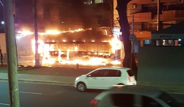 VÍDEO: Ônibus é incendiado próximo à entrada do Calabar um dia após ação policial na região