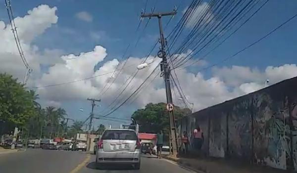 VÍDEO: moradores de Cajazeiras temem por queda de poste no bairro; "vai acontecer uma tragédia!"