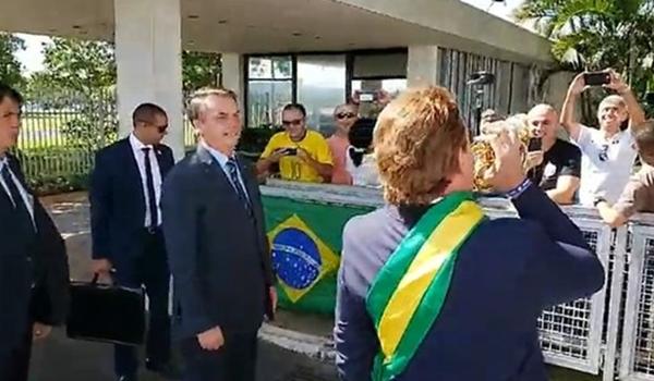 Bolsonaro usa humorista para distribuir bananas a jornalistas na saída do Alvorada; assista