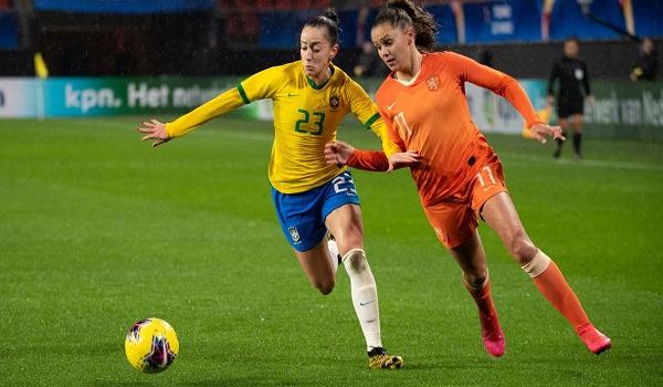 Sob comando de nova técnica,  seleção brasileira feminina de futebol segue invicta em torneio