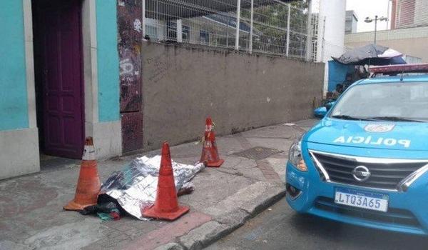 Enfermeira é indiciada por homicídio doloso após não atender morador de rua que morreu na calçada da emergência