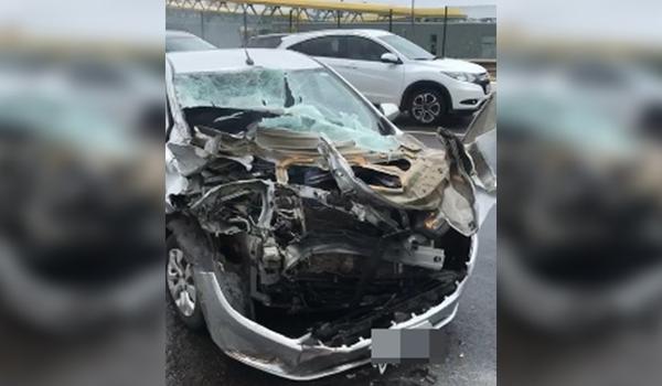 Carro fica destruído ao bater em caminhão quebrado na Paralela; veja vídeo 