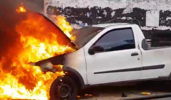 VÍDEO: Carro pega fogo na região do Ogunjá; não há feridos