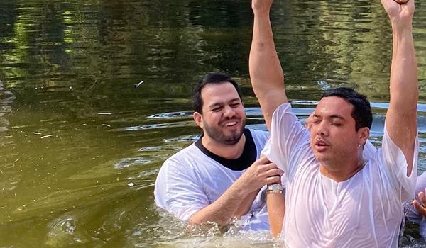 Wesley Safadão é batizado nas águas do rio Jordão: 'minha vida é de Jesus'