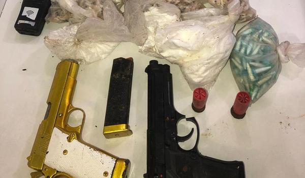 Mil pedras de crack e pistolas são abandonadas após perseguição a suspeito na Av.Paralela 