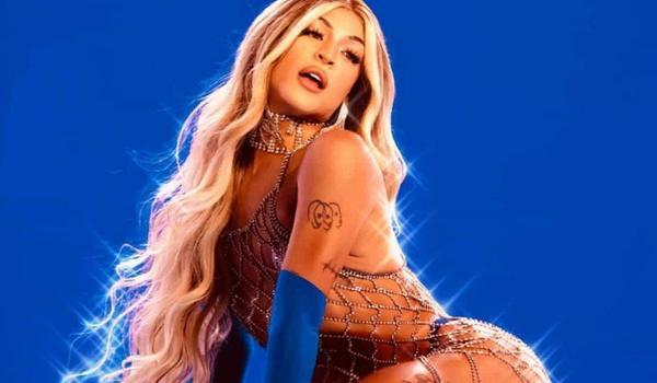  Pabllo Vittar sensualiza em foto de biquíni usando seios postiços; "que calor"