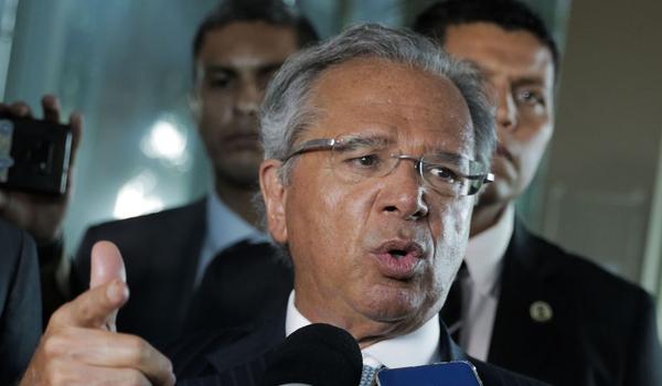 Paulo Guedes diz que preço da gasolina vai cair e pede "serenidade" ao falar de dólar alto