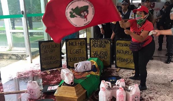 Manifestantes do MST ocupam Ministério da Agricultura e protestam contra o governo