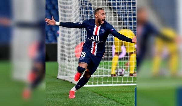 Neymar marca de cabeça e chega aos 400 gols da carreira; PSG avança na Champions League