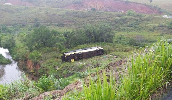 Idosa e criança morrem após ônibus cair em ribanceira na BR-101; 26 ficam feridos 