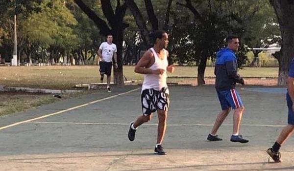 Ronaldinho Gaúcho comanda goleada em jogo de futsal na prisão paraguaia; veja vídeo