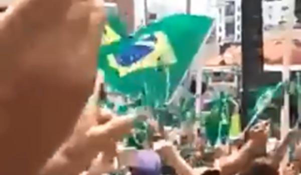 Apoiadores do presidente fazem manifestação na Barra com luvas e mascaras; assista