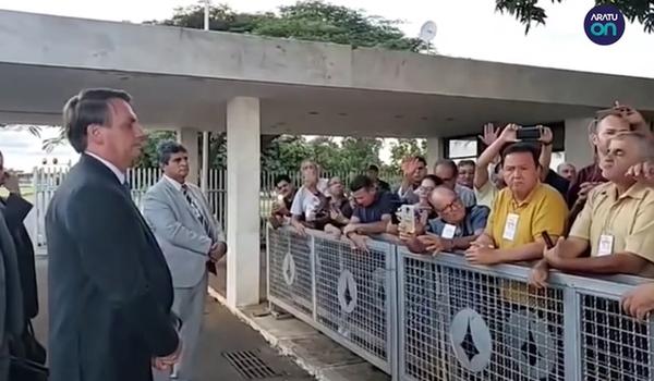 Profecia? Bolsonaro é convencido por apoiador a orar e dizer que vai extinguir coronavírus no país 