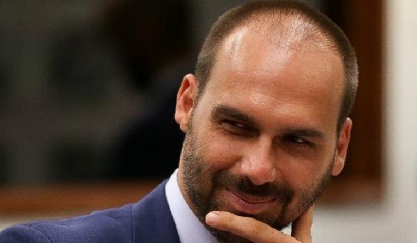 Eduardo Bolsonaro "contraiu vírus mental', rebate embaixada da China a acusações do deputado federal