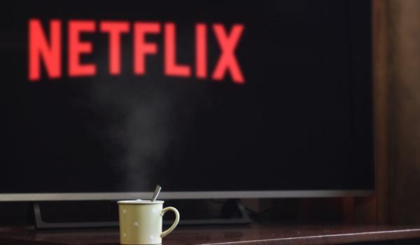 Mensagem diz que Netflix liberou programação gratuita para pessoas ficarem em casa: verdade ou mentira?