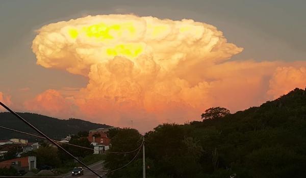 "Bola de fogo" é formada em céu de cidade baiana e moradores se surpreendem; veja registros