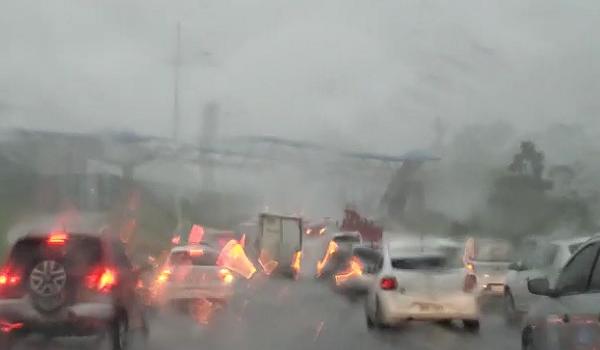 Chuva atinge vários bairros de Salvador e confirma previsão da Defesa Civil 