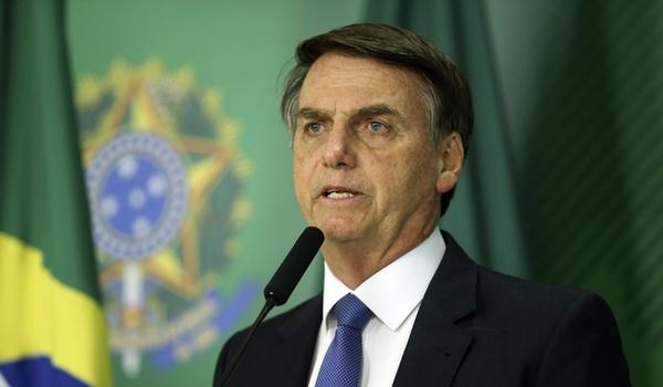 Bolsonaro comemora 65 anos com governo em crise e sob avanço do coronavírus no país