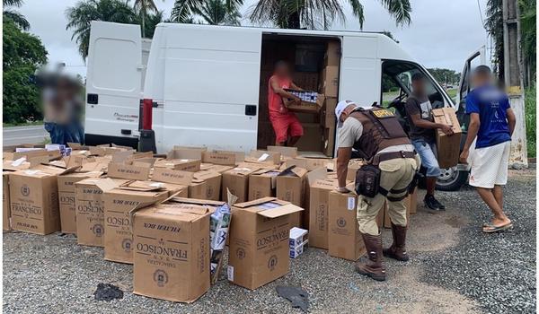 Coronavírus: durante fiscalização de decreto, veículo é apreendido com carga de cigarros contrabandeados na Estrada do Coco