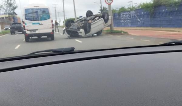 Homem rouba carro, invade condomínio e troca tiros com a PM no bairro de Piatã 