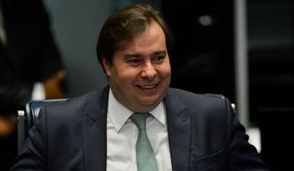 Rodrigo Maia sugere redução de até 20% dos salários de políticos para combater crise causada pelo coronavírus