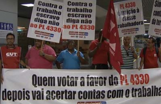 Trabalhadores fazem manifestação contra aprovação da Lei da Terceirização, no Aeroporto de Salvador