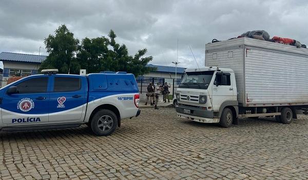 Caminhão baú que transportava 32 pessoas de forma irregular é apreendido pela PM em Serrinha