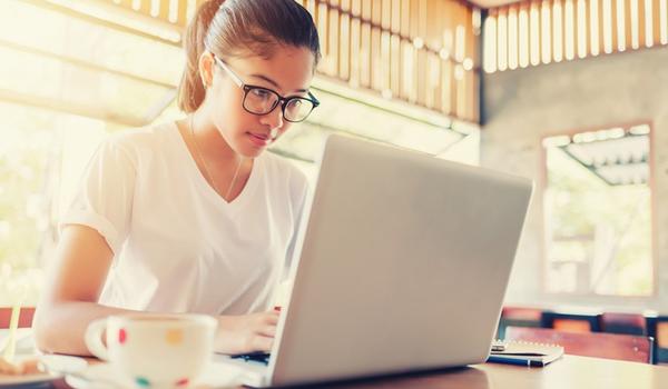 Em período de isolamento social, empresa distribui um milhão de bolsas gratuitas de cursos online, confira