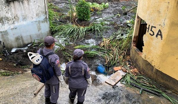 Moradores dizem ter previsto deslizamento de casas em Salvador; pelo menos dois ficaram em escombros 