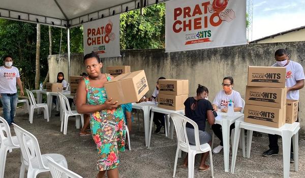 Instituto faz doação de cestas de alimentos e álcool em gel para moradores em Salvador 