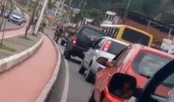 Tiroteio entre bandidos e Rondesp durante assalto a ônibus em Salvador deixa um morto; veja vídeo 