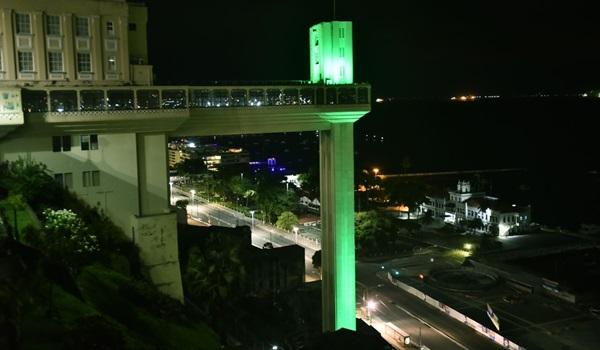 Elevador Lacerda é iluminado de verde em apoio aos profissionais da saúde