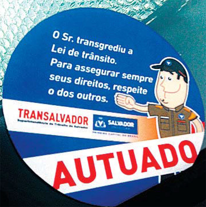 Talão de multa de trânsito será substituído por adesivo no vidro