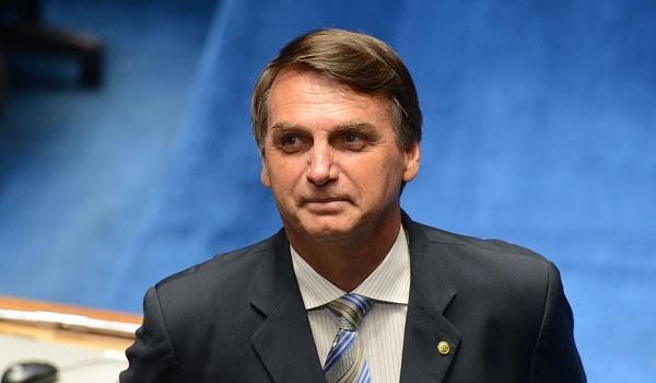 "Alguns vão morrer, lamento. É a vida", diz Bolsonaro ao pedir fim do isolamento social