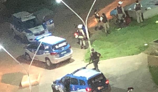 Grupo que 'jogava bola' é detido pela Polícia Militar no bairro de Nazaré; veja vídeo