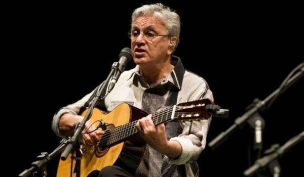 Caetano Veloso aparece irritado em vídeo durante isolamento social com a esposa; "eu gosto de sair"